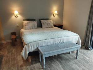 多吕多勒龙Les Naiades的一间卧室配有一张大床和一张桌子