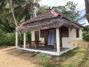 MangalimasoMaison bord de mer的茅草屋顶的小房子