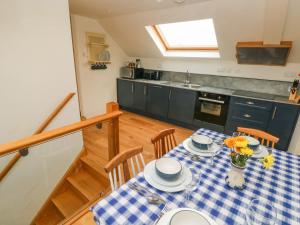 卡马森Green Grove Barn的厨房配有一张带蓝白桌布的桌子