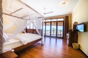 江比阿Mahi Mahi Beach Hotel的一间卧室配有一张带蚊帐的床