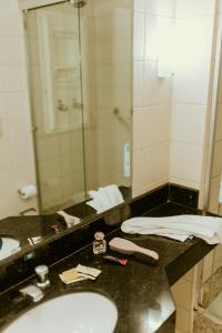 维多利亚Vitoria Praia Hotel的一间带水槽和镜子的浴室