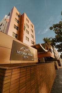 维多利亚Vitoria Praia Hotel的一座带有处女高速公路标志的建筑
