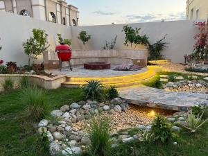 阿布扎比Casa Shakhbout的一个带长凳和火坑的花园
