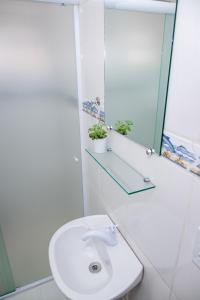 因比图巴Varanda das Ignacias的白色的浴室设有水槽和镜子