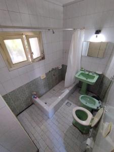 门多萨Casa de papel的浴室配有盥洗盆、卫生间和浴缸。