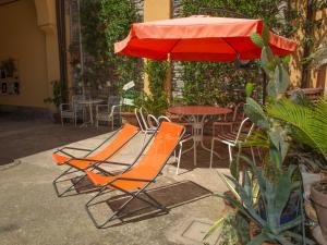 切尔诺比奥拉科尔特迪兹度假屋的一把伞和两把椅子,一张桌子和一把伞