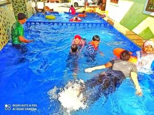 哥打巴鲁Sobey Laris Homestay VILLA PCB的一群儿童在游泳池玩耍