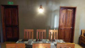 SouillacVilla Jehan Tourist Residence的一间带桌椅和台灯的用餐室