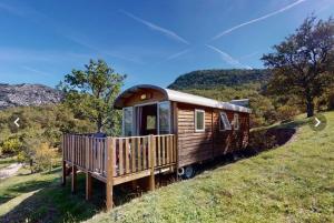 艾吉纳Campasun Camping de l'Aigle的坐在山顶上的木火车车