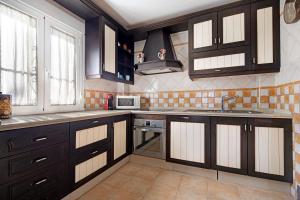 埃尔博斯克Villa Viruta的厨房配有深褐色橱柜和水槽