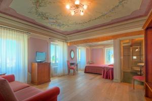 锡罗洛维高罗雷莱斯酒店的一间卧室配有一张床、一台电视和一张沙发