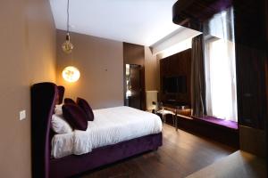 罗马The Babuino - Luxury serviced apartment的一间卧室配有带枕头的床