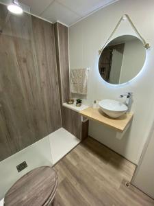 普里埃格·德·科尔多巴La Casa de Maribel的一间带水槽和镜子的浴室
