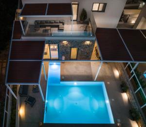 卡拉塔斯Xenias Luxury Villas的享有带游泳池的别墅的顶部景致
