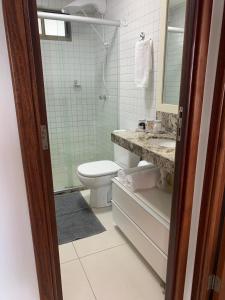 若昂佩索阿Tambaú Beach Paradise的一间带卫生间、水槽和镜子的浴室