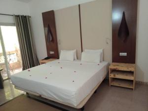 达喀尔Iris Hotel的卧室配有一张白色大床