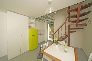 巴多利诺Residence Arca的厨房配有黄色冰箱和桌子