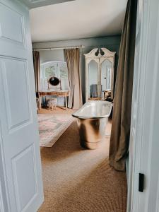 莱德伯里Verzon House的一间位于客房角落的带浴缸的浴室