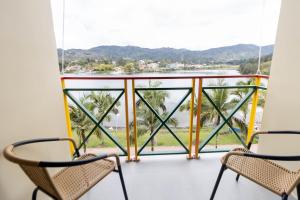瓜塔佩Casa García Rent Home的阳台配有椅子,享有水景
