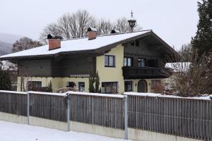 斯拉德明Landhaus-Appartements Warraich的雪中带围栏的房子