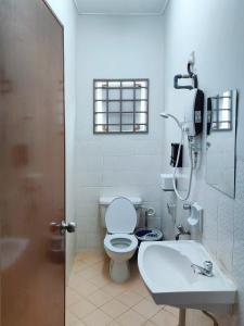 乌鲁地南Gaya Homestay 3Bed 2Bath 12pax Taman Gaya JB 5min to Aeon&Ikea 高雅民宿的一间带卫生间和水槽的浴室