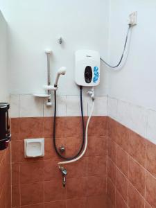 乌鲁地南Gaya Homestay 3Bed 2Bath 12pax Taman Gaya JB 5min to Aeon&Ikea 高雅民宿的一间带卫生间和水槽的公共浴室