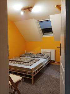 WschenMotoHostel Wolter - hostel Copa的黄色墙壁客房的两张床