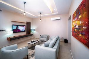 阿布贾Wali's Suites的带沙发和电视的客厅