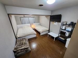 大阪MORI Apartment2 道頓堀(Dotonbori) 1K的小房间设有两张床和一张书桌