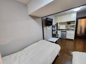 大阪MORI Apartment2 道頓堀(Dotonbori) 1K的小房间设有床和厨房