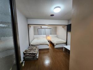 大阪MORI Apartment2 道頓堀(Dotonbori) 1K的一间设有两张床和一张沙发的房间