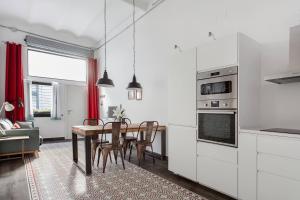 巴塞罗那Stylish Apartment with Terrace for Couple or Family的一间带桌子的厨房和一间餐厅