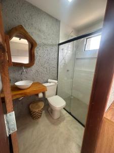 圣米格尔-杜斯米拉格里斯Nauru chalés milagres的浴室配有卫生间、盥洗盆和淋浴。