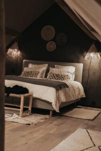 Walhain-Saint-PaulPause Cachée的卧室配有一张挂在墙上的灯光床。