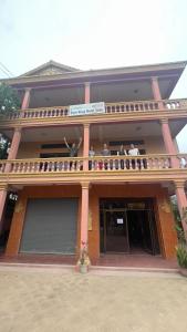 暹粒Siem Reap Holiday Guest House or Motel的一群人在建筑物的阳台上