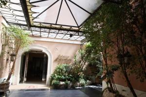 那不勒斯帕拉索阿拉巴迪耶里酒店的一座建筑,上面有玻璃天花板和植物