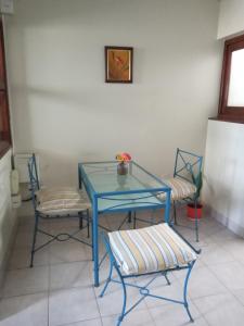 圣萨尔瓦多德朱Chalet del Rosedal的一张蓝色的桌子和两把椅子