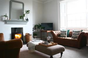 林顿Beautiful 6-Bed House in Lynton North Devon的客厅设有两张沙发和一个壁炉