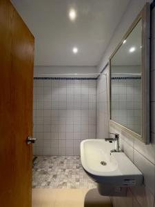 Hammamet SudResidence Royal - Deluxe的一间带水槽和镜子的浴室