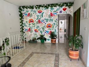 VijesLa Casa Hostal De Vijes的墙上挂着盆栽的走廊