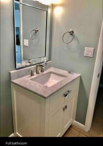 珊瑚角Cheerful home with one bedroom的一间带水槽和镜子的浴室