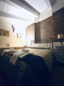 卢镇瑞丽斯帕拉哥赛度假酒店的一间卧室配有一张砖墙床