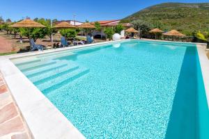 康特港Residenza alla Collina & Romantic SPA的山地度假酒店的游泳池