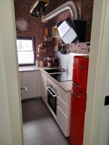 维林根Ferienhaus Bergliebe I in Willingen-Usseln的厨房配有红色冰箱和水槽