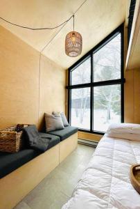 Saint ZenonMicro maison le Nordik的一间卧室设有一张床和一个大窗户