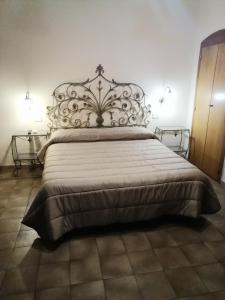 巴里hotel de rossi的一间卧室配有一张大床和金属床头板