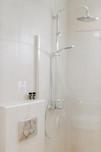 科斯镇Aelia Prime Experience 3的带淋浴和盥洗盆的白色浴室