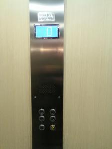 巴里hotel de rossi的电梯按钮,上面有标志