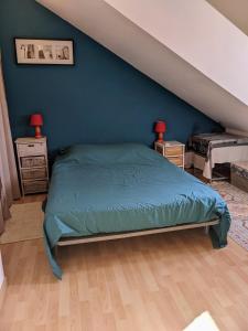 拉弗雷切Chambres d'hôtes La Charmante的一间卧室设有一张床和蓝色的墙壁