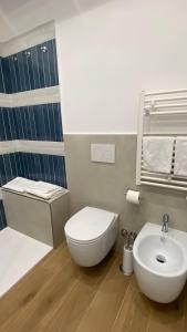 索伦托B&B MoMi Sorrento的浴室配有白色卫生间和盥洗盆。
